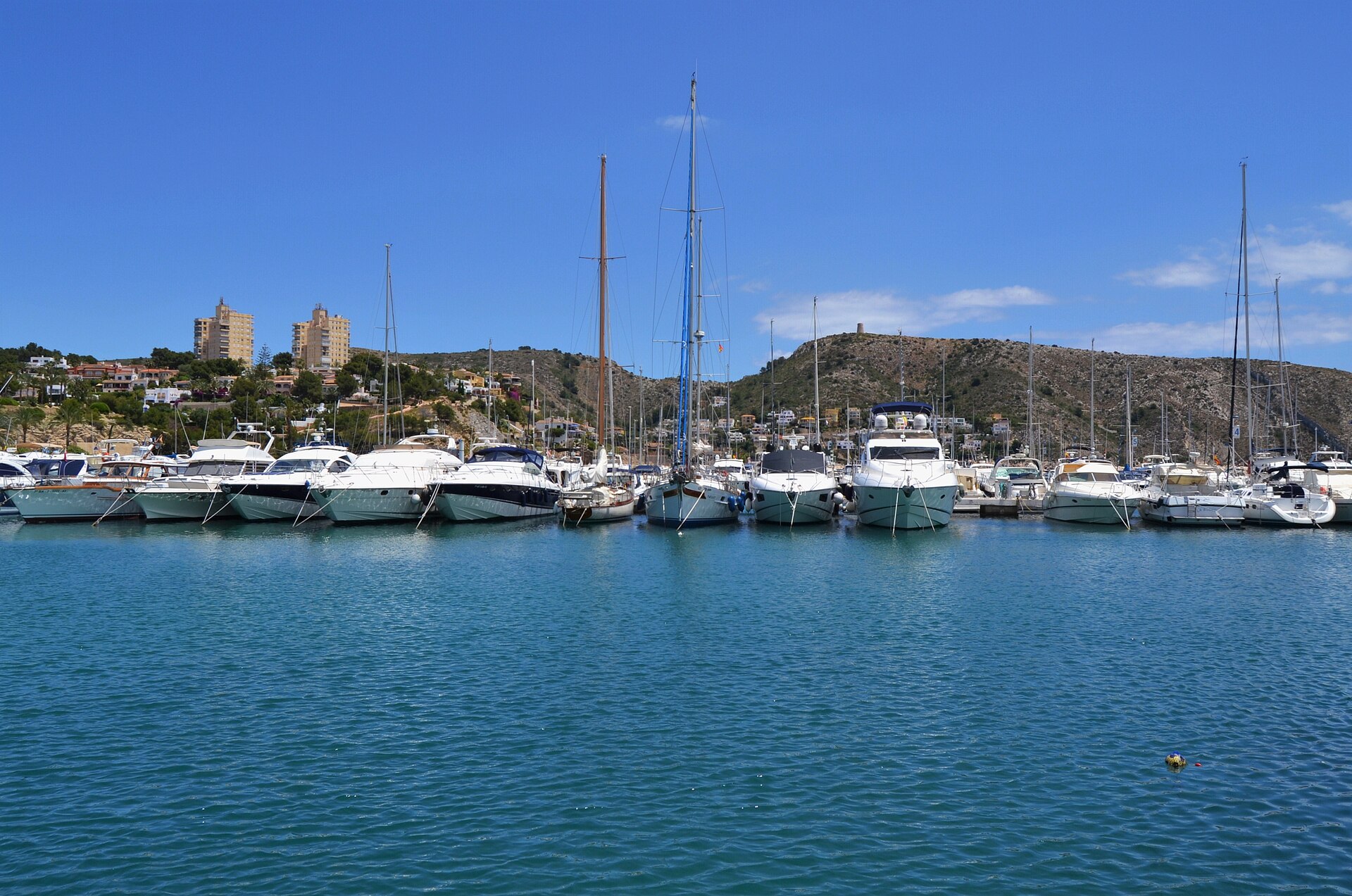 Zeilboten in de haven van Moraira met Cap d’Or op de achtergrond