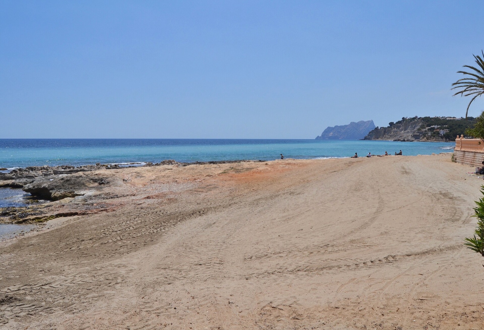 De rotsen en het blauwe water van Les Platgetes in Moraira